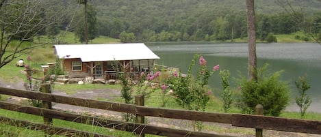"THE PIER CABIN" SECLUDED WITH FABULOUS FISHING!  LOCATED IN HISTORIC "JOHNSON'S CROOK".