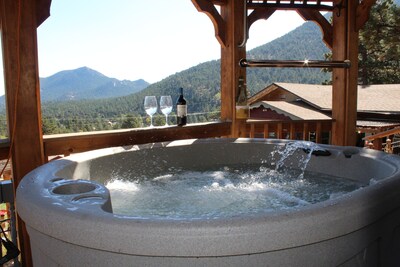 Romantic Cabin with Hot Tub, Outdoor Bar, Fire Pit, Soaking Tub, Next to RMNP
