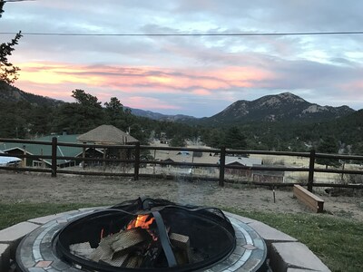 Romantic Cabin with Hot Tub, Outdoor Bar, Fire Pit, Soaking Tub, Next to RMNP