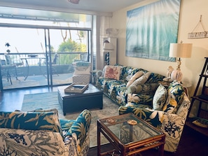 Comfortable and tropical living area. 