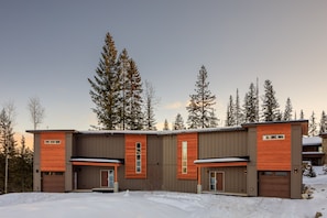 Newly built, 3000 square foot, modern ski-in/ski-out home w/ 4 bedrooms, 5 baths