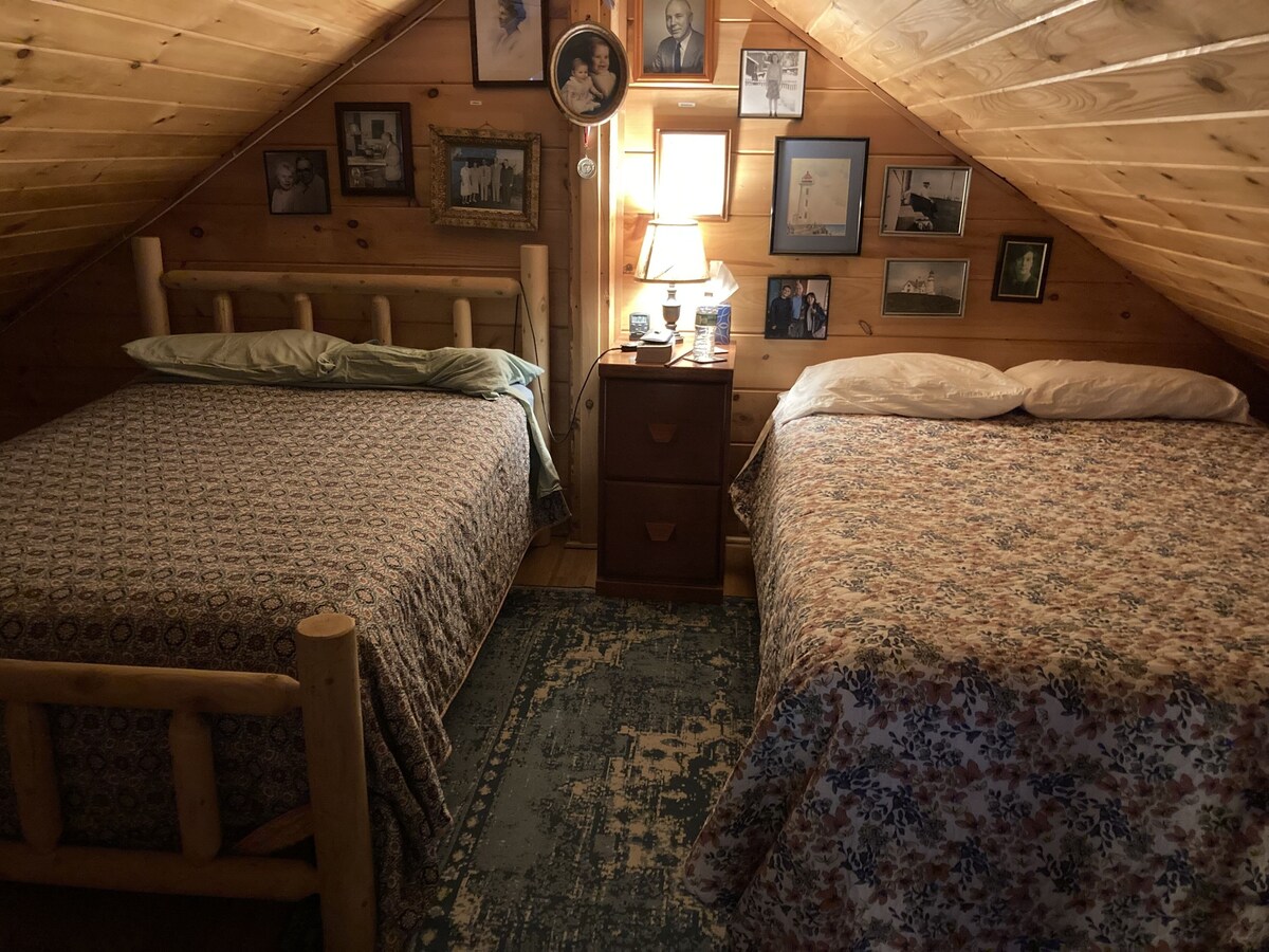 A Beautiful Log Cabin In The Woods, On Pontoosuc Lake, Yet Near Everything