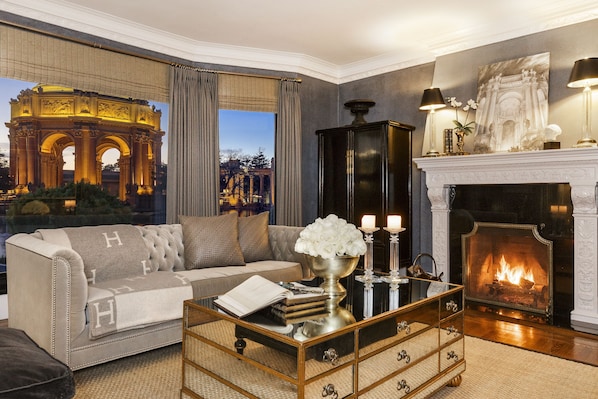 Living Room with stunning Palace views 