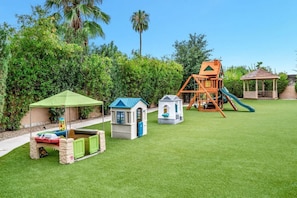 [Amenities] Children's playground and multiple playsets