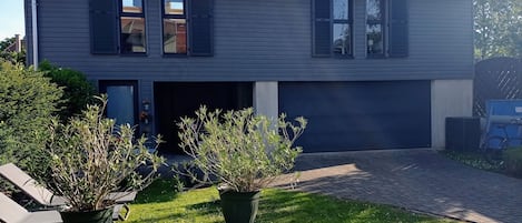 Vue sur le gite et l'espace détente dans le jardin