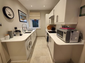 Modern kitchen /Quartz worktops /‘Travertine’ porcelain flooring 
