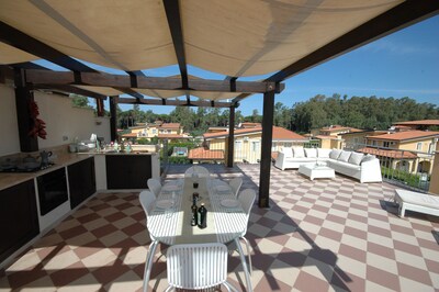 Apartment with large roof terrace (and outdoor kitchen) just seconds from beach 