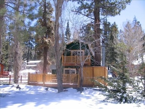 Perfect in any season, at Apple Jacks Cabin you feel part of the great outdoors