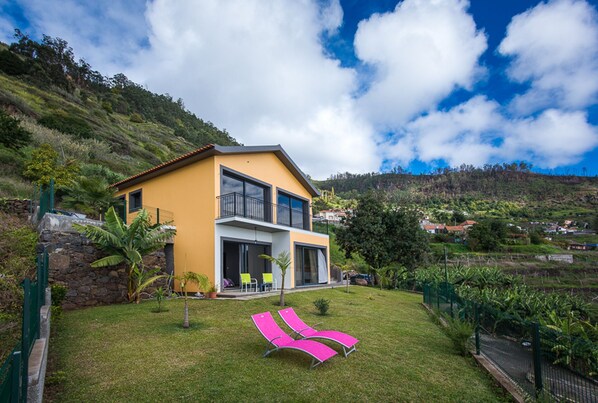 Spacious garden with views and chairs to relax and get some sun