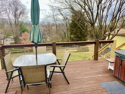 Cozy home w/Hot Tub in trendy West Asheville! 