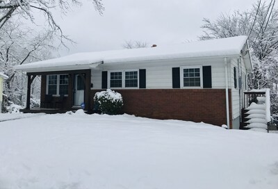 Cozy home w/Hot Tub in trendy West Asheville! 