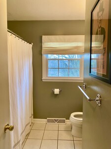Cozy home w/Hot Tub in trendy West Asheville! 