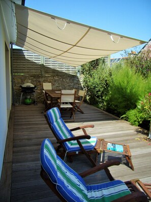 Coin détente avec chaises longues sur terrasse