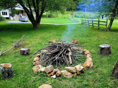 Penland Cabin: Cozy farm cottage by a creek