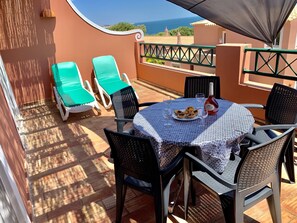 Grande terrasse vue sur l’océan et les falaises 