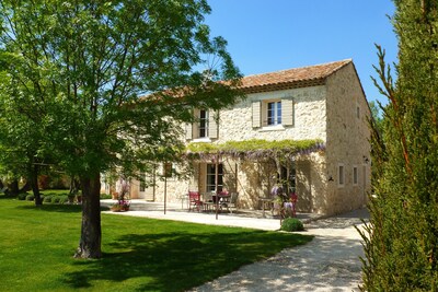 A Aix-en-Provence, Mas en pierre du XVIIIème siècle entièrement rénové