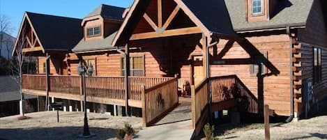 Colorado Spruce Log Cabin in Thousand Hills near Tanger Outlet Mall and Hwy. 76