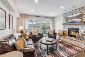 Welcoming living space, sofa bed and gas fireplace