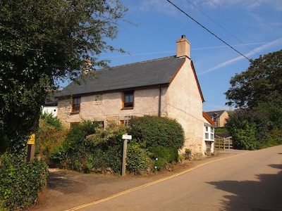 Delightful 300 Year Old Cottage In Quiet Country Lane