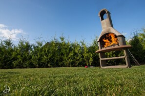 Außengrill auf unserer Liegewiese.