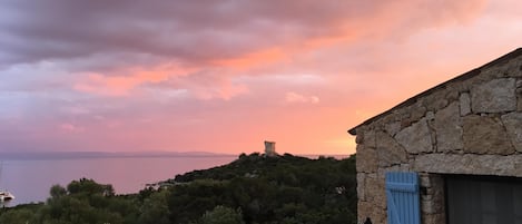 Blick auf den Genuesischen Turm und nach Sardinien