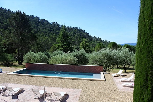 La piscine chauffée, dans un parc de 2 hectares, au calme total