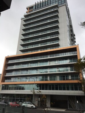 Vista frontal de la propiedad