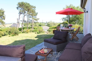 Terrasse mit Loungemöbeln und Gartentisch