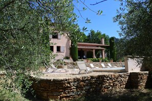 La piscine et la Bastide, au milieu d'une oliveraie  et une pinède de 2 hectare