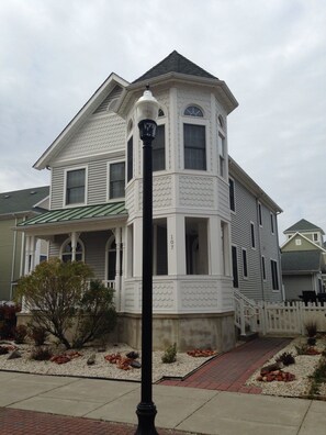 Beach Block...steps to beach in Beautiful and Charming Neighborhood!