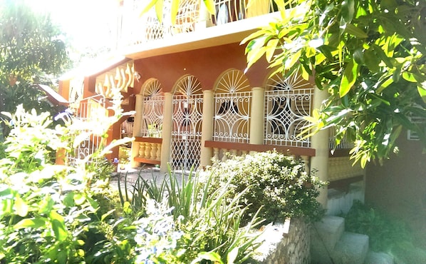 Outside view of your vacation apartment surrounded by lush greenery. 