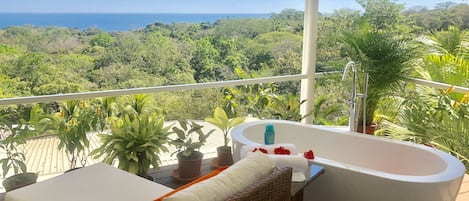 Top level Outdoor Tub Deck!!