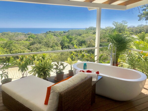 Top level Outdoor Tub Deck!!