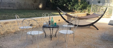 Terrasse extérieure et jardin vous offriront des moments de détentes agréables