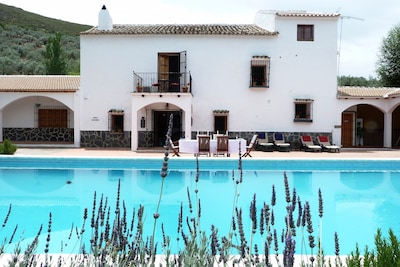 Beeindruckendes Landhaus mit Bergblick und riesigem Pool