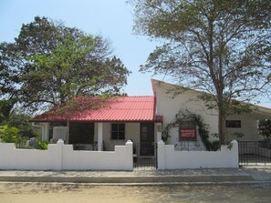 Vista frontal de la propiedad