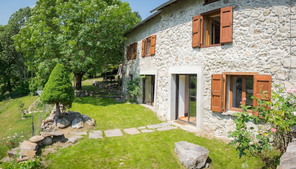 Schönes renoviertes Steinhaus mit großem Garten im Herzen der Pyrenäen