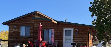 Front view of Bear Cave cabin