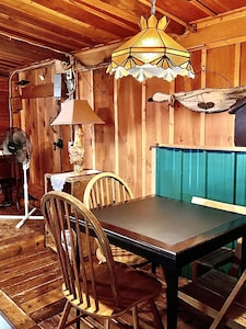 Wilderness Spirit Cabins 'Bear Cave' cabin-family friendly/sportsman paradise