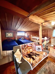 Wilderness Spirit Cabins 'Bear Cave' cabin-family friendly/sportsman paradise