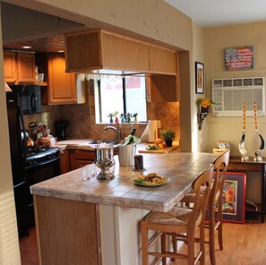 Fully stocked Kitchen with Breakfast Bar, Gas Stove, Blender and French Press.