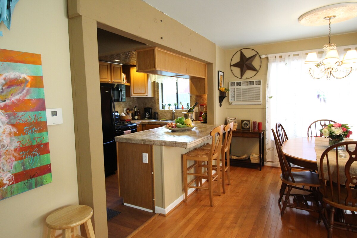 Charming Chalet – Walk to Whiskey Row! Dog friendly