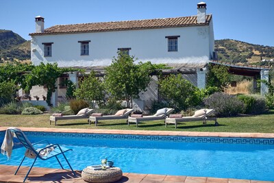 HERMOSA VILLA DE LUJO Y VISTAS PRIVADAS A LA PISCINA, OLIVA ORGÁNICA RONDA 5Km