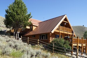 No neighbors to the right of property just Sawtooth National recreation Area.