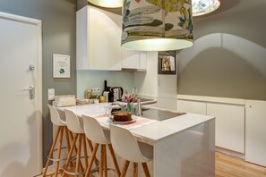  Kitchen with sitting area for meals