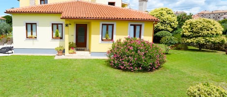 Villa Calderiva -  main entrance with large garden. 