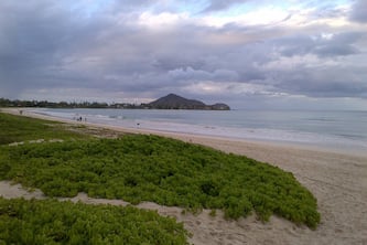 Kailua Beachside, 2 Houses off beach, 2bed/2bath, Sleeps 8, Ocean & Mtn Views