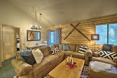 Beautiful Keystone Log Cabin Inspired Condo Under a Mile from Slopes!