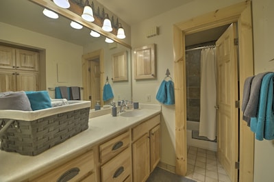 Beautiful Keystone Log Cabin Inspired Condo Under a Mile from Slopes!