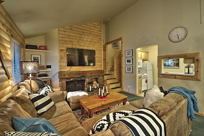 Beautiful Keystone Log Cabin Inspired Condo Under a Mile from Slopes!